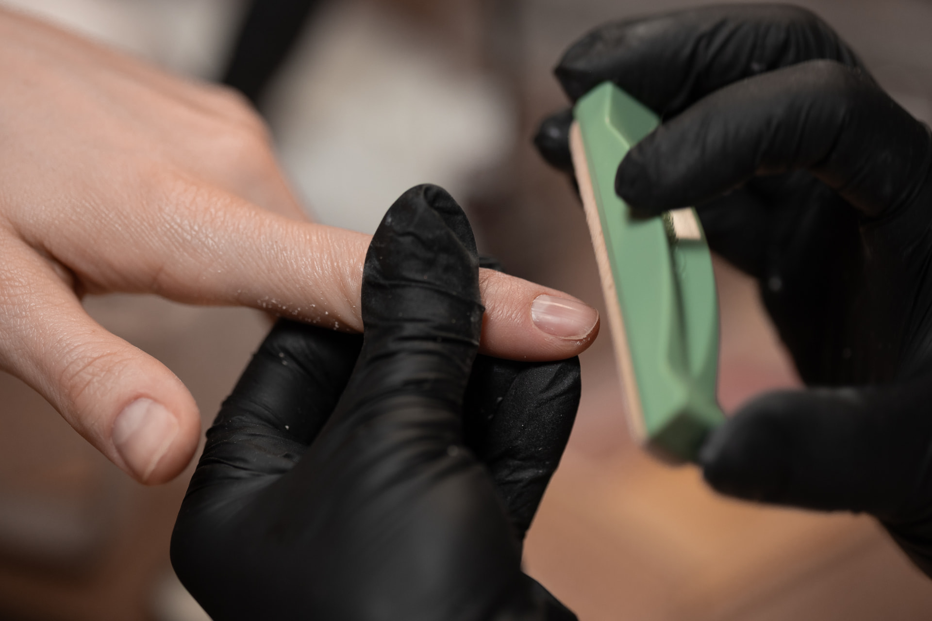 Manicure japoński w Białymstoku — polerowanie płytki paznokcia po wmasowaniu pasty odżywczej