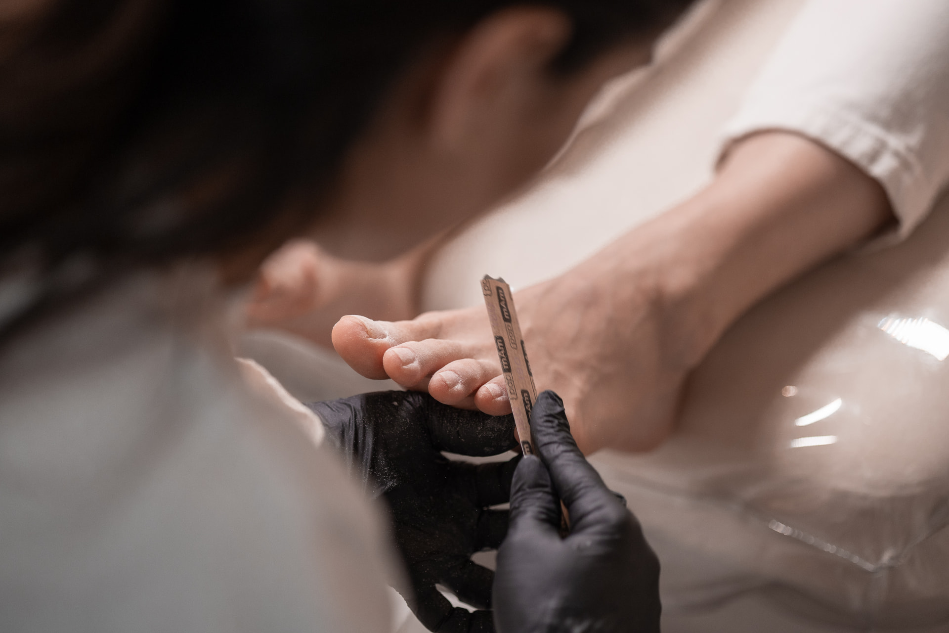 Pedicure klasyczny w SKiN Białystok — opracowanie paznokci stopy pilnikiem