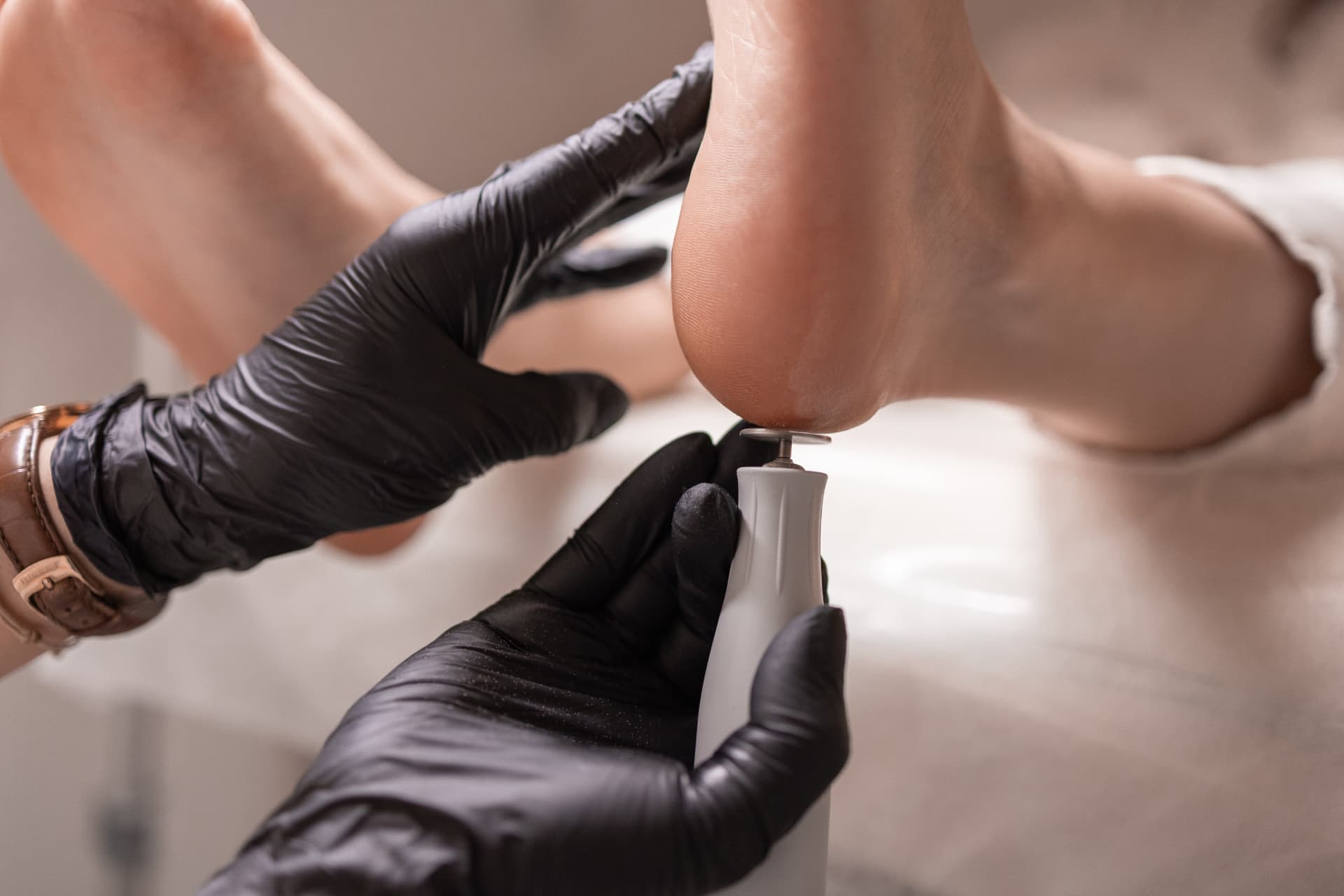 Pedicure hybrydowy w Białymstoku — opracowanie stopy frezarką w salonie SKiN