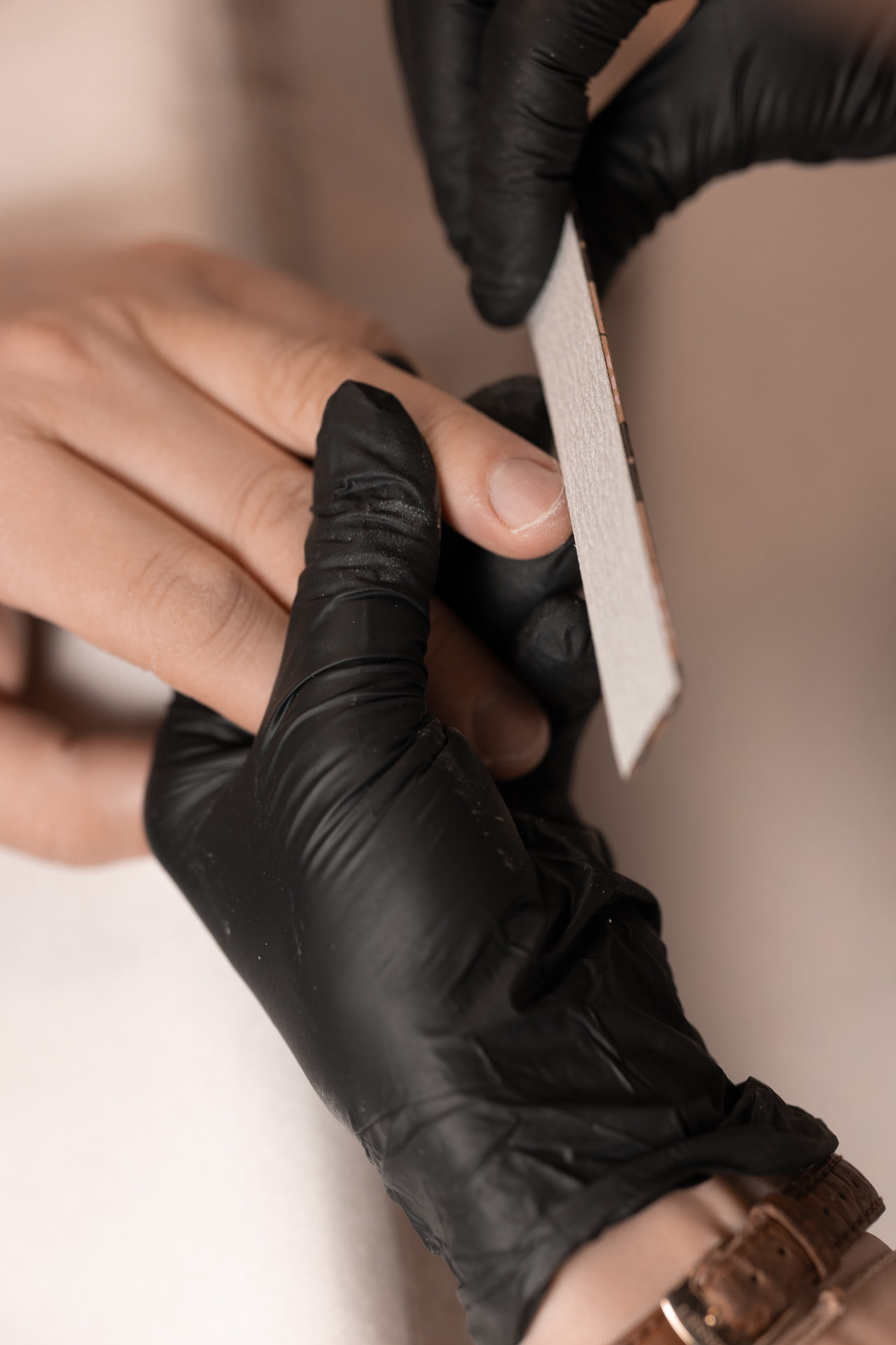 Manicure męski w Białymstoku — opracowanie naturalnej płytki paznokcia pilnikiem w SKiN