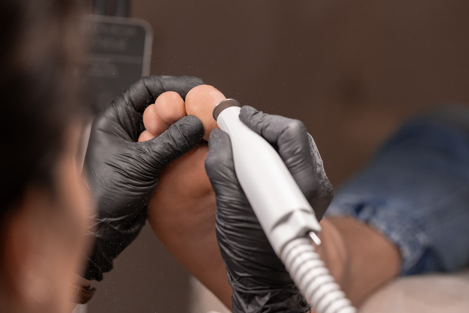 Pedicure męski w Białymstoku — opracowanie stopy frezarką kosmetyczną w salonie SKiN