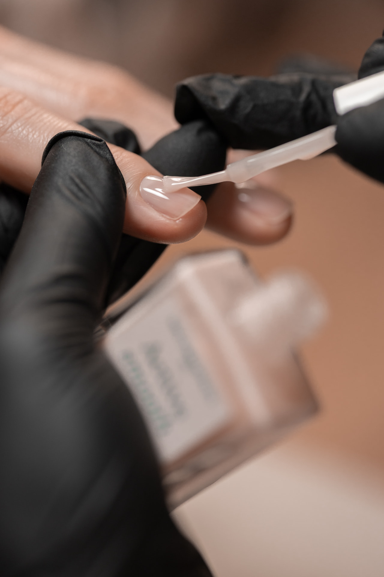 Manicure klasyczny z odżywką w Białymstoku — aplikacja odżywki wzmacniającej na paznokcie