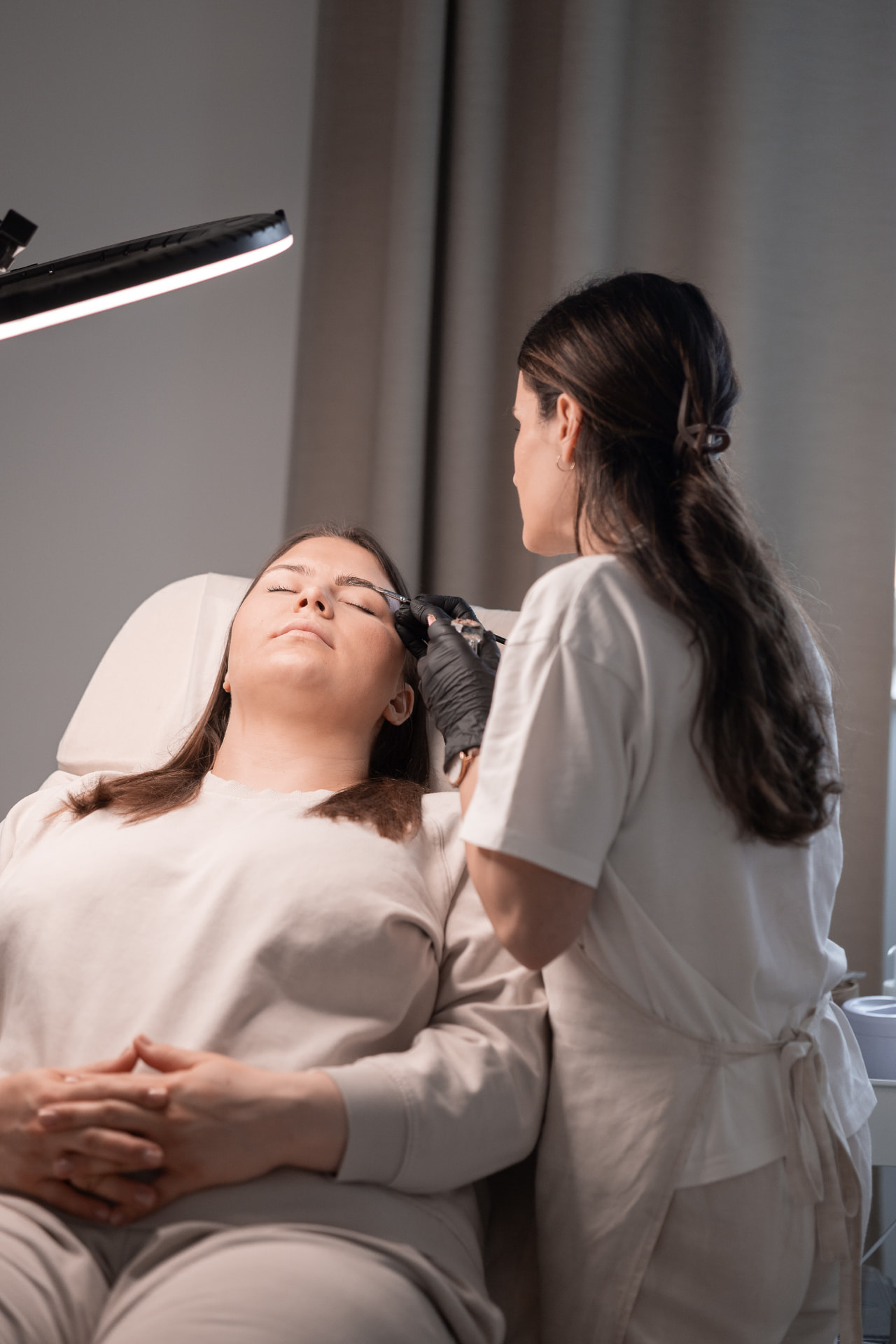 Stylizacja brwi w Białymstoku — precyzyjne opracowanie łuku brwiowego w salonie SKiN