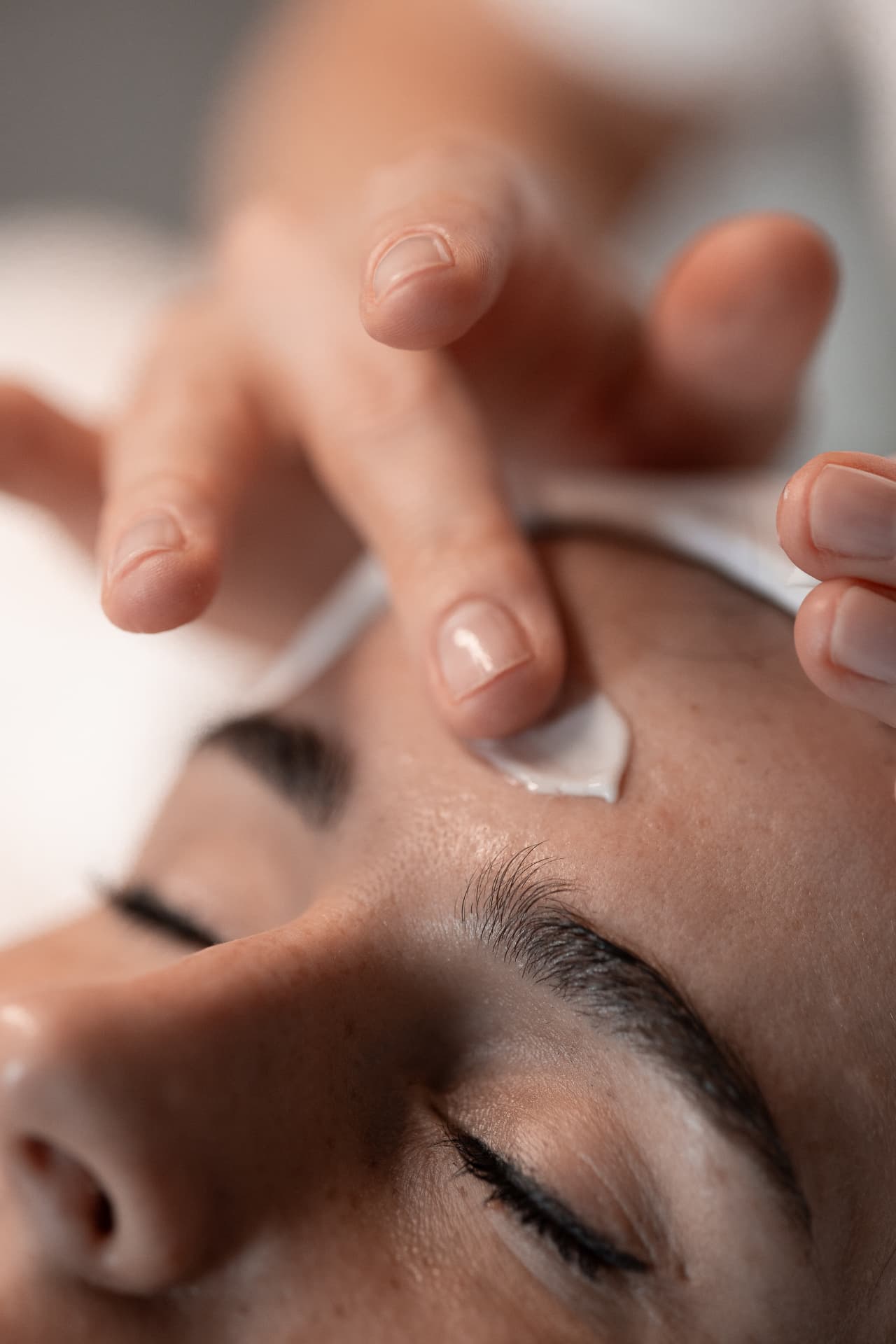 Zabieg estGen Mineral MEZO Peel — aplikacja preparatu na skórę twarzy w SKiN Białystok
