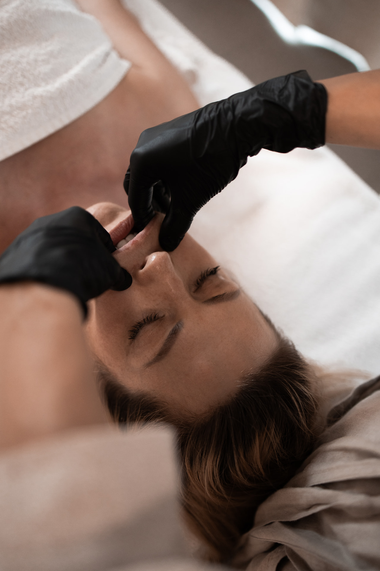Masaż transbukalny w Białymstoku — terapeutka SKiN pracuje w rękawiczkach wewnątrz jamy ustnej