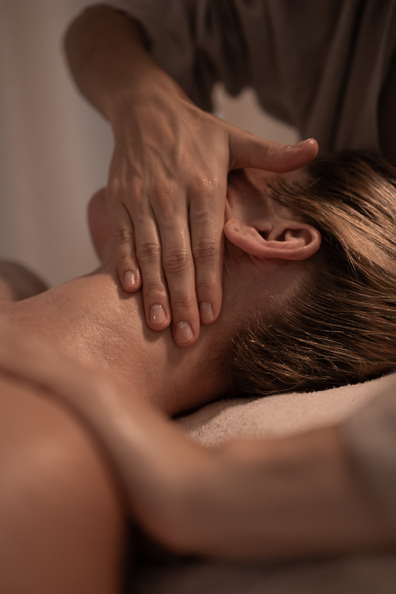 Zakończenie terapii Facemodeling w salonie SKiN w Białymstoku — delikatna praca na szyi
