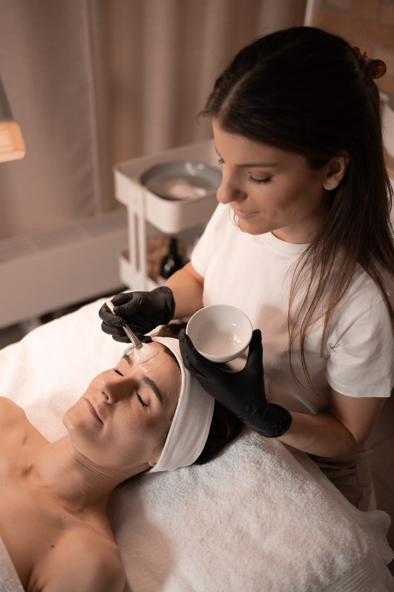 Zabieg Glass Skin w SKiN Białystok — aplikacja rozświetlającego serum pędzelkiem