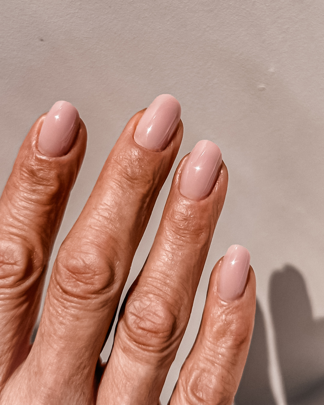 Manicure hybrydowy w naturalnym odcieniu nude — salon SKiN w Białymstoku