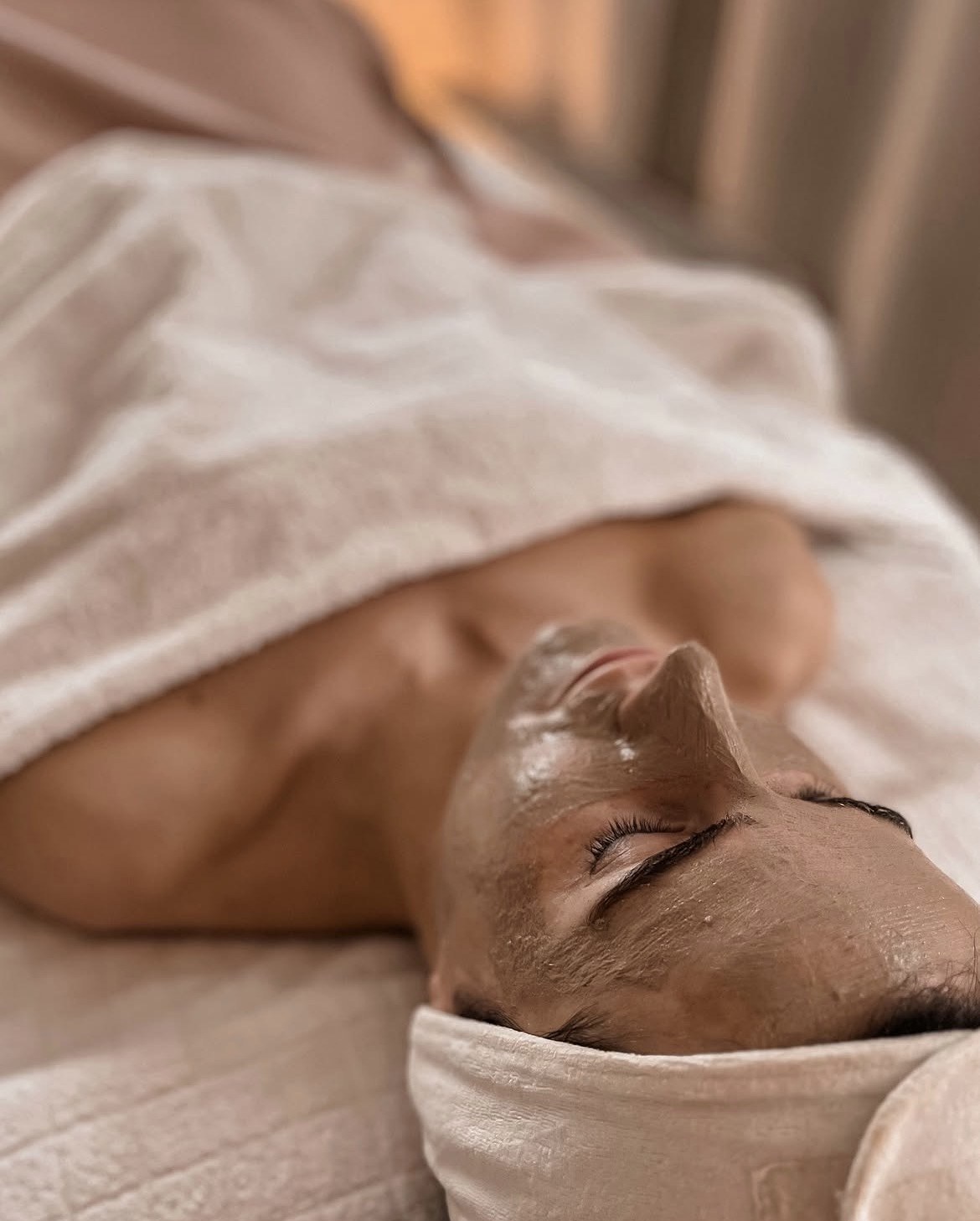 Pielęgnacja twarzy w Białymstoku — zabieg z maską kosmetyczną w gabinecie SKiN