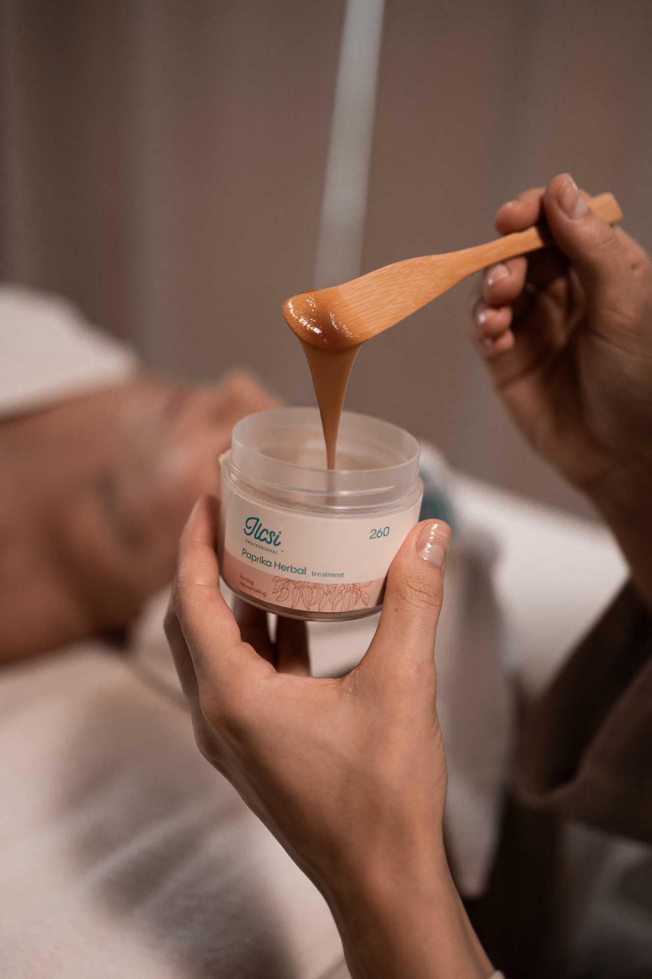 Zabieg antyoksydacyjny ILCSI Paprika Herbal w Białymstoku — maska w dłoniach kosmetologa SKiN
