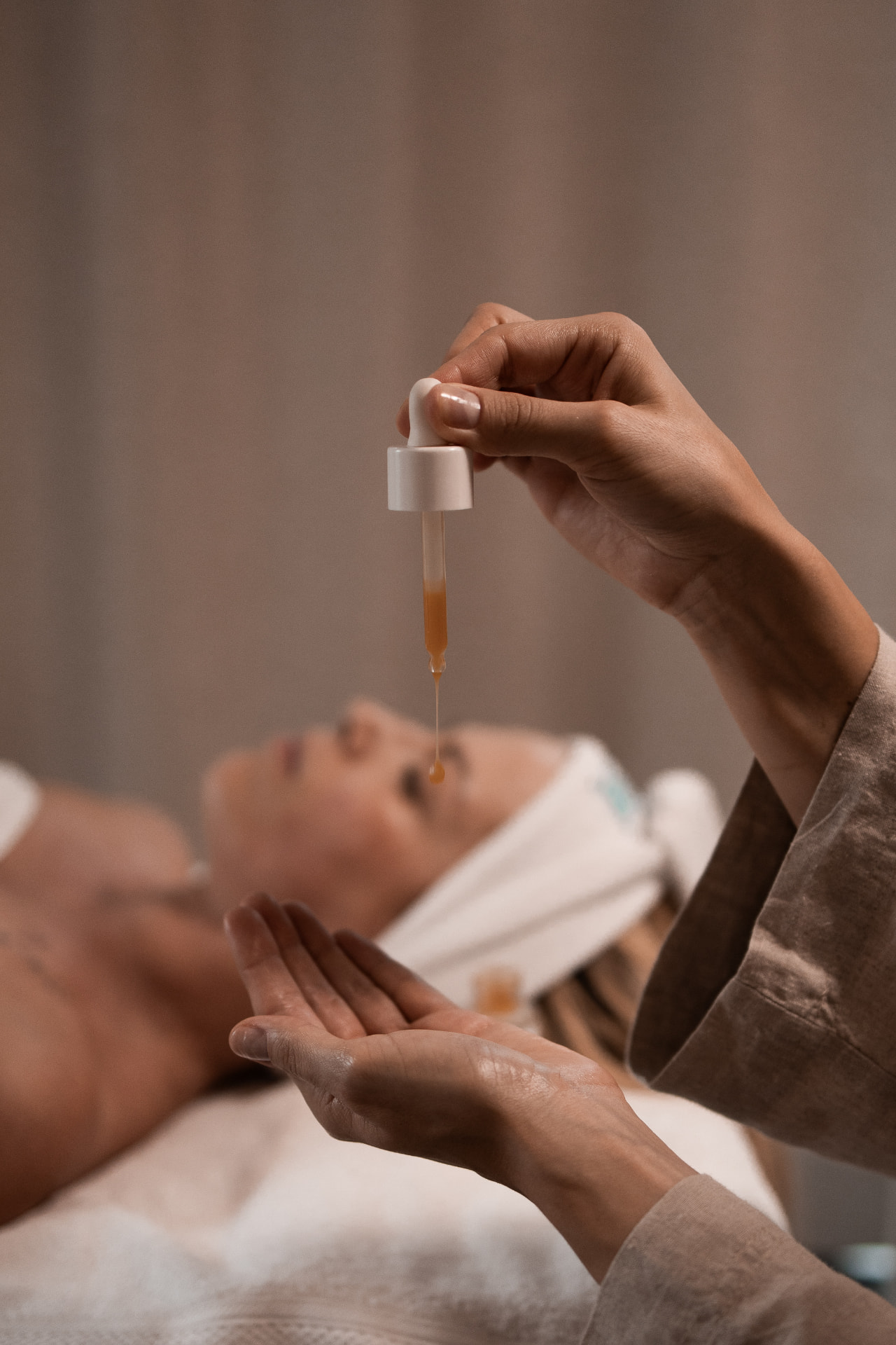 Zabieg probiotyczny ILCSI w Białymstoku — kosmetolog SKiN aplikuje serum na twarz