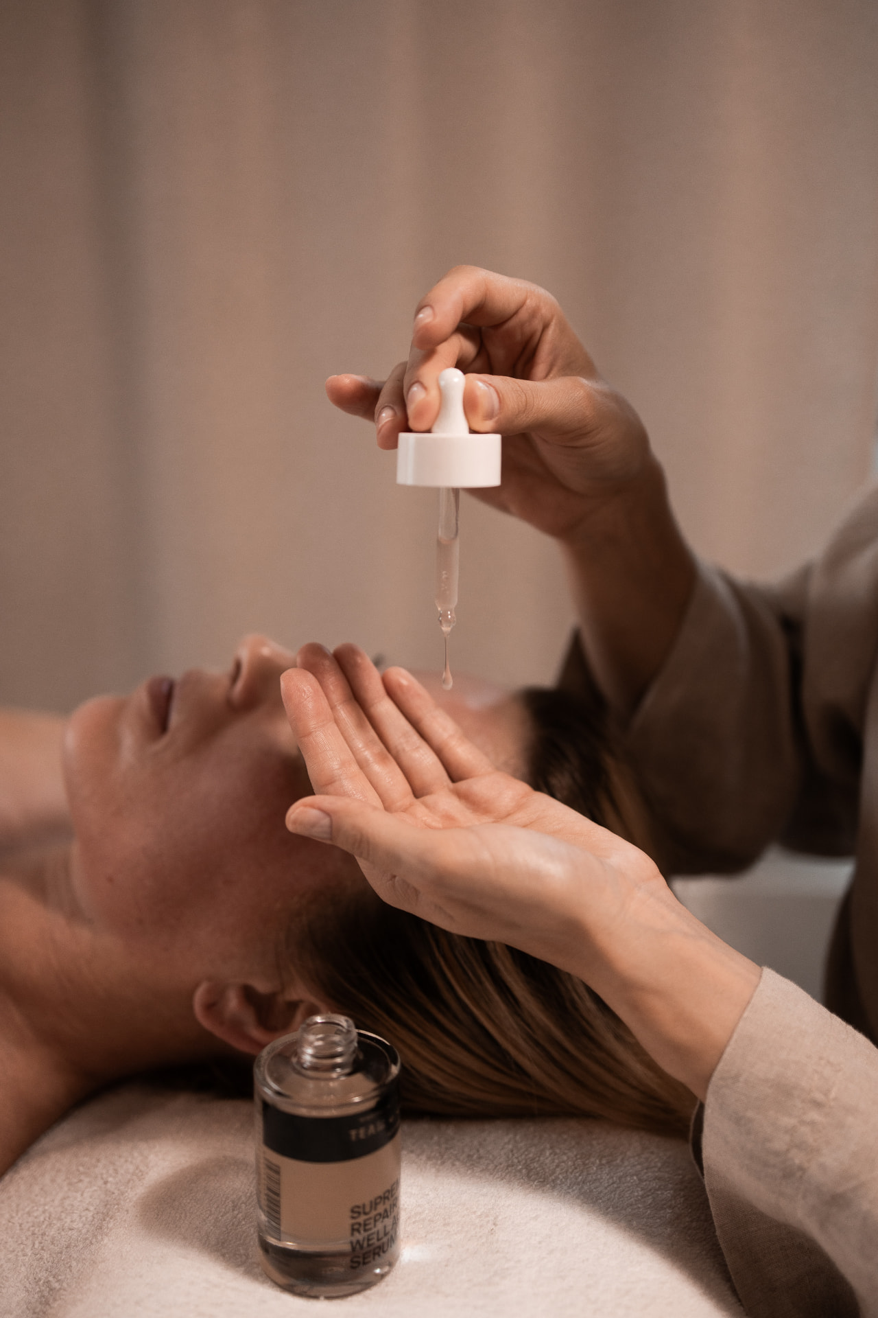 Rytuał liftingujący Kobido w Białymstoku — aplikacja serum Team Dr Joseph
