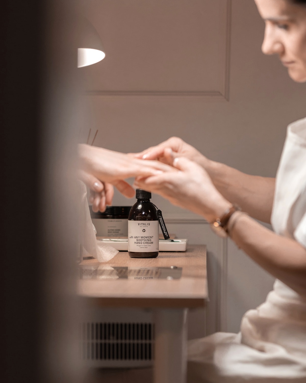 Manicure w Białymstoku — kosmetolożka SKiN wykonuje masaż dłoni podczas zabiegu